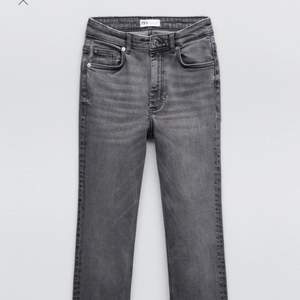 Superfina och trendiga zara jeans med slits. Säljer då dom är för små och knappt använda. Köparen står för frakten