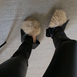 Skinnbyor  - Svarta skinnbyxor med slits från zara storlek 34-36