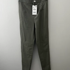 Nya skinnbyxor Zara - Helt nya byxor från Zara. Mörk gröna. Storlek: M 