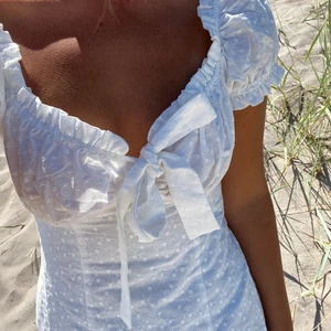 Obsession Stockhom Emelie dress - Aldrig använd. Storlek M passar S (tight i midjan). Perfekt studentklänning! Jättesmå knappt synliga fläckar (se bild). Nypris 949kr, buda i kommentarerna!