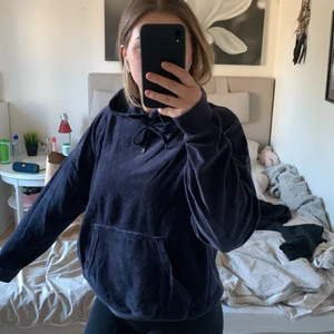 Marinblå hoodie från cubus - Marinblå hoodie från cubus i storlek S. Materialet är typ sammet 