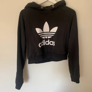 adidas croppad hoodie - knappt använd, i fint skick