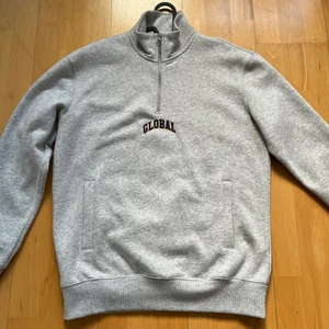 Tröja från hm  - Säljer en ljusgrå tröja från hm som knappt är använd.