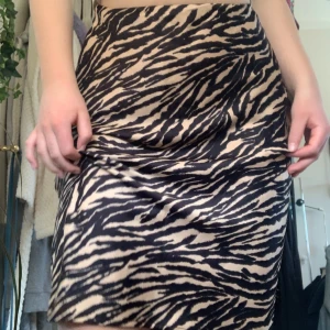 mönstrad kjol - somrig midikjol från H&M, storlek 36! den har tyvärr 3 ställen där det har rivits upp lite och fransat sig, men som man kan se i första bilden är det inget man ser när den är på, inte enligt mig iallafall!