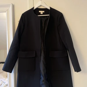 Oversize kavaj - Svart kavaj i storlek 44. Fungerar snyggt som oversize!! 🤗