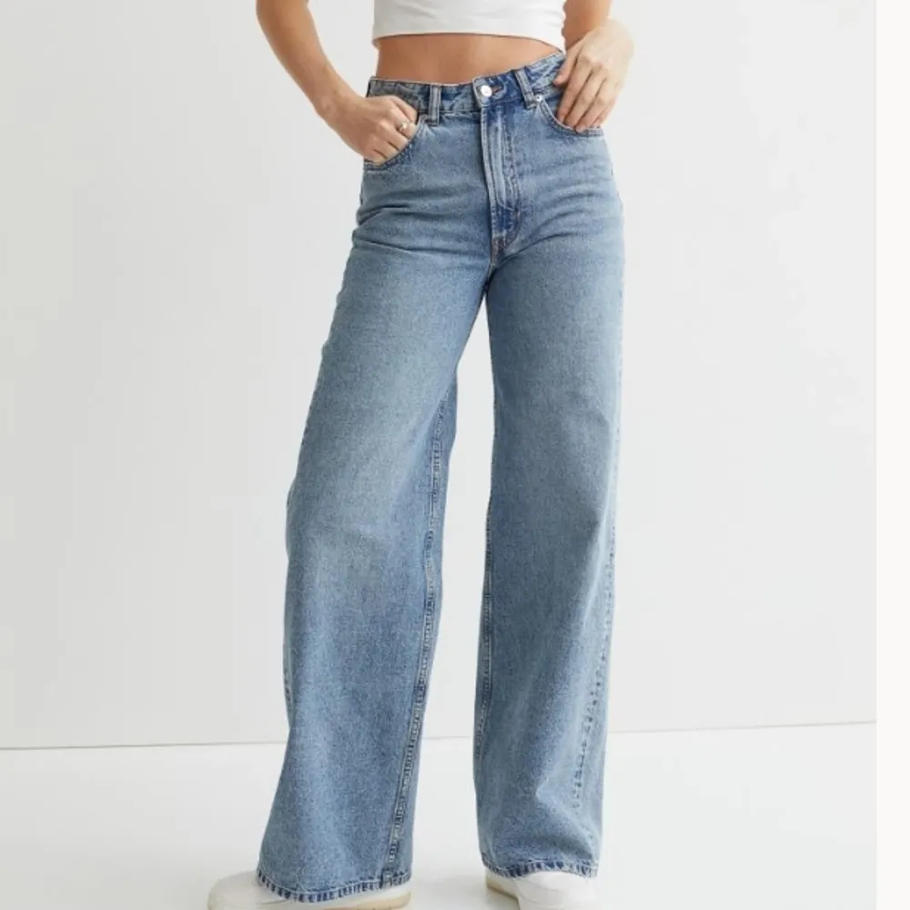Säljer baggy jeans i storlek 40 då don är för stora för mig dom är använda kan sänka priset om det behövs. Jeans & Byxor.
