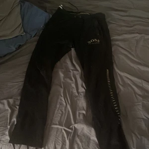 Hugo boss byxor - Hugo boss byxor storlek S  bra skick (lite smutsiga på bilden men de tvättas innan någon köper) nypris 1200