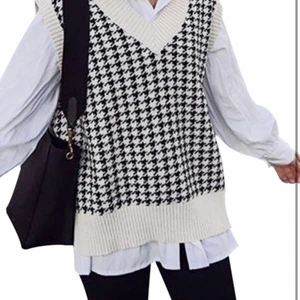 Stickad Rutig väst - ASSNYGG väst Köpt på MQ. Säljer pga för stor för mig. Använd en gång, inga defekter. Storlek xs/s men passar lätt m . Säljer för 215 kr ink frakt 