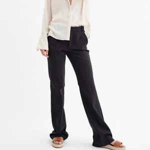 Lågmidjade kostymbyxor InWear - Säljer mina helt oanvända kostymbyxor från InWear med lappen kvar. Nypris 1 000kr. De var för stora för mig men de är en 38:a. Ganska lågmidjade. Skriv för fler bilder. 