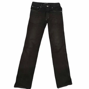 Raf Simons AW 04-05 i bra skick! - Byxor från Raf Simons Size 46 och passar ungefär 30x33.     80cm midja och 90cm innersöm.                                                Dessa byxor är långa och blir bredare längst ner, ett av mina favoritplagg✌️