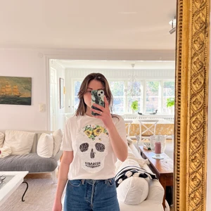 Paljettröja - Tisha med ”reversibla paljetter” från Zara. Älskade denna men inser att den hängt i garderoben i fem år… Stl S, obs herrstorlek(!) och tycker den är snygg som oversize. Bomull. Liite antydan till missfärgning i armhålorna tyvärr, men inte så jag tycker det stör. Förtjänar att användas ett tag till! Reserverar mig också för någon vikt paljett som jag vet att det kan bli, återigen inget som stör dock:) 🌷 100 kr inkl spårbar frakt