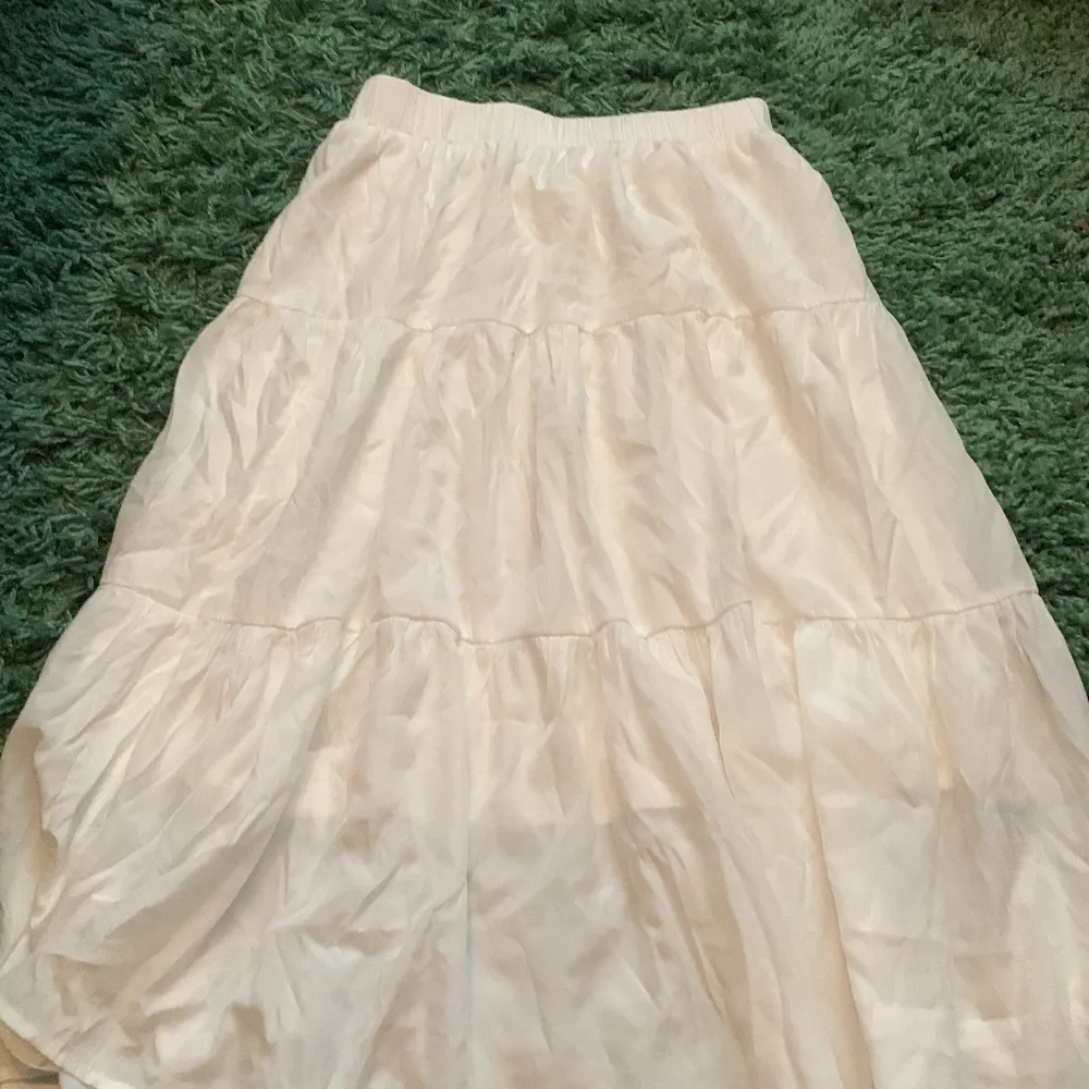 jättesöt stor vit kjol från shein!! ganska använd så säljer där och med billigt❤️❤️ köparen står för frakten, kom privat för mer bilder!! funkar för nästan alla storlekar då den går att stretcha ut!!. Kjolar.