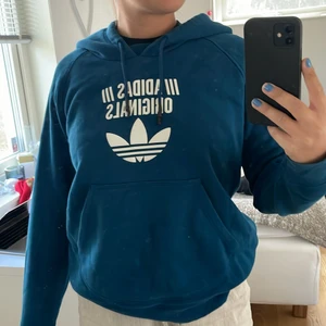 Adidas hoddie  - Blå Hoddie med stor Luva, tryck på bröstet