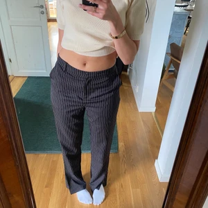 Kostymbyxor  - Säljer dessa jättesnygga kostymbyxor från NA-KD. Använda 2 gånger ungeäfr! Skriv privat om du är intresserad. Jag är 171 cm lång!