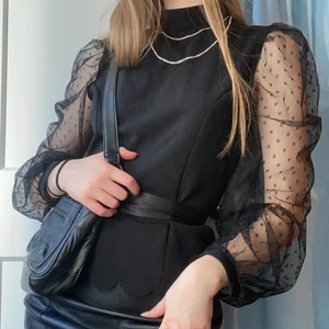 Svart Blus - Formad svart blus med mesh-armar och hög krage❤️