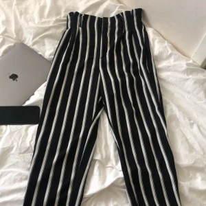 Kostymbyxor från Hm storlek 36. - Storleken i kostymbyxorna är liten i och med att det är storlek S.
