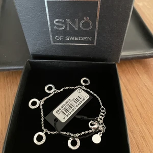 Armband - Säljer detta armbandet från snö of sweden då jag inte hann lämna tillbaka det i tid. Det köptes för 399kr så jag säljer det för 350kr inkl frakt. Inga defekter eller så då jag inte öppnat asken o den har endast legat längst in i en byrå