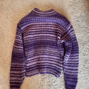 ❗️Mörklila stickad tröja från Zara❗️ - 💕Säljer denna mörklila stickade tröjan från Zara då jag inte använder den längre. Tröjan är i storlek M, och den passar fint till allt💕