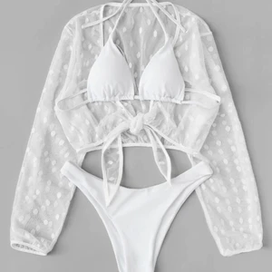 Bikini + tröja - Vit triangel bikini överdel &underdel + tillhörande tröja! Ett supergulliga kit som sitter perfekt. Aldrig använt och plombering finns kvar! Storlek M 💛