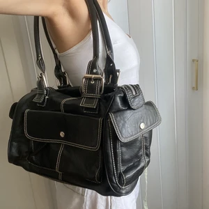 skin Väska - Lägger upp igen pga oseriös köpare. Säljer då jag aldrig har andvänt den! Det är inte en minibag men inte så pass stor att en dator går i🤍 Den har inga slitningar!