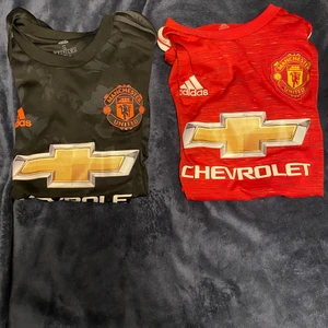 Manchester United tröjor - Säljer mina två man Utd tröjor eftersom de har blivit för små. Jag tror båda är matchtröjorna från 2021. Båda är i nyskick och har inga fläckar. Det står ingenting på baksidan av tröjorna. Går att köpa separat också!