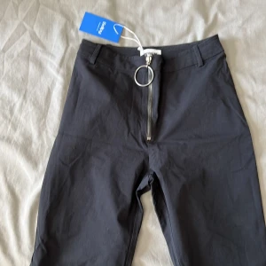 Weekday byxor - Weekday pants size 34 black. Bought them on sellpy but never used them.  