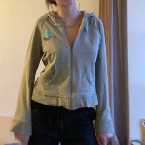 Flis - Super fin ljus militärgrönt flis med tryck både fram och bak. Storlek 3 vilken passar en xs/s beroende på önskad passform. 