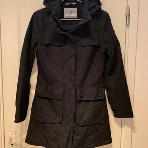 Vår jacka Henry Lloyd  - En sååå fin jacka men är för liten för mig😭 har haft den ett tag då jag hoppades kunna komma in i den men har nu insett att de kmr inte hända 😂 skicket är nyskick, rynkig pga den har legat i en påse. Storleken är xs eller xxs. Vid intresse kan jag skicka mer bilder 💕