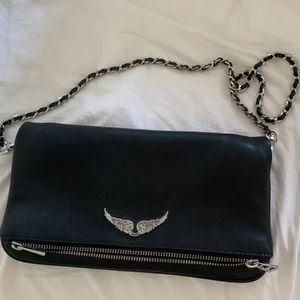 Zadig &Voltaire väska  - Säljer min väska som bara använt 3 gånger. Man får två band med olika längder och sen finns det även ett fack på baksidan. Nypris är 3200kr