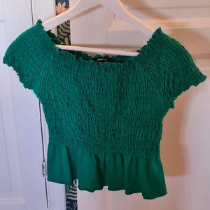 Topp Gina Tricot  - Grön topp från Gina Tricot i storlek S som är helt oanvänd 