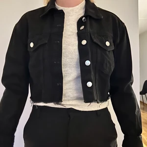 Cropped jeansjacka - Cropped jeansjacka i svart från Tally Weijl. Storlek 36. I fint skick. ⭐️ köparen står för frakten