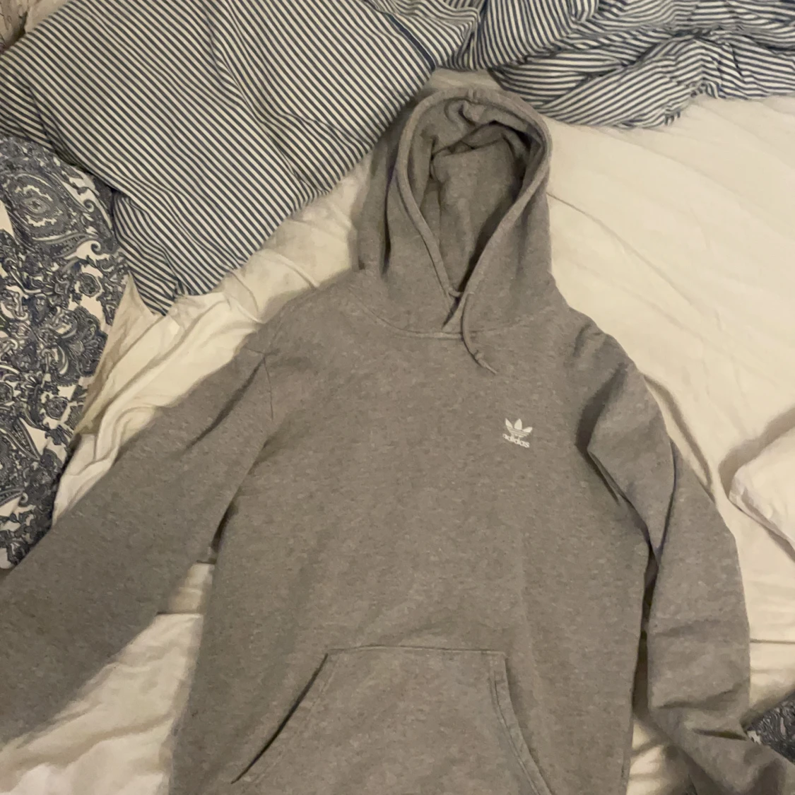 Adidas hoodie grå