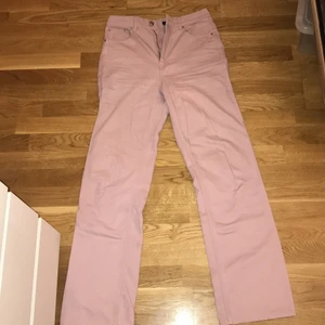 Baggy Bikbok jeans. Storlek: 38 - Har använt 1 gång. Är nytvättad det är därför den är lite skrynklig. I väldigt bra skick. Färgen är ljus lila. Väldigt långa. Är 164cm och de är lite stora vid midjan och lite för långa för mig. 