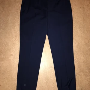 River Island kostymbyxor - Helt nya kostymbyxor från River island. Storlek 34/32 på byxorna. Använt en gång på balen och den ser helt ny ut