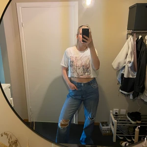 Jeans - Säljer mina jeans med slitningar vid knäna. Väl använda, lite slitna vid nedre kanten av byxan. 