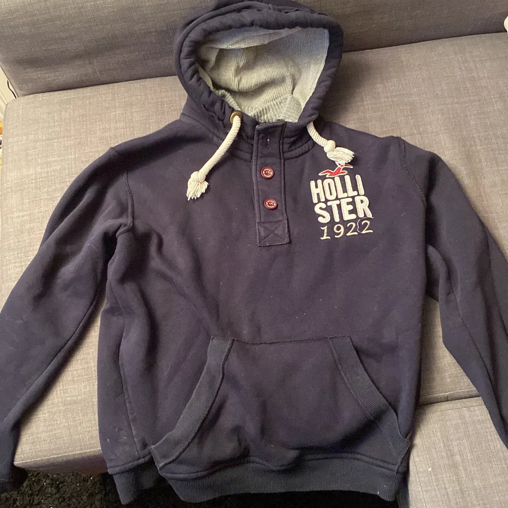 Säljer min marinblåa Hollister hoodie i storlek XXL. Sparsamt använd.. Hoodies.
