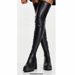 Knähöga boots  - Säljer dessa skitsnygga boots i storlek 39 från asos som nu är helt slutsålda. Enbart testade så i princip helt nya. Köpta för 679kr. Priset går dock att diskutera. Har enbart legat i min garderob sen januari