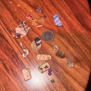 Fickinnehåll - Fem tuggummin, en tia, en enkrona( kanske inte aktuell) sex pärlplattepärlor, ett penstift, x antal smulor finns fler vid behov, två ludd, strepsilsmetall. Tillväxt garanteras.