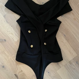 Body i storlek S - Bodyn är ifrån Nelly, och köptes för ett par år sedan. Den är i storlek S men passar även en XS.