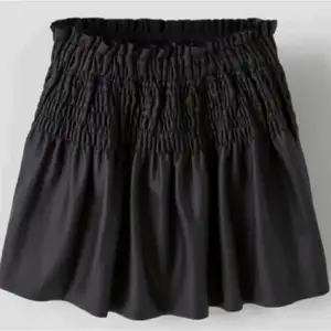 En jätte fin zara kjol som är slutsåld. Är i barnstorlek 13-14 så passar då xs-s❤️ Frakt kostar 45 kr!