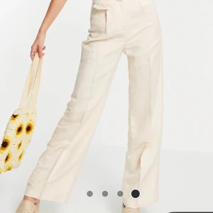 Bershska linnebyxor  - Linnebyxor från Bershka, 51% linne. Blev tyvärr för korta för mig, går 10cm över foten på mig som är 178cm. Använda 1 gång. Frakten ingår i priset💞