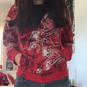 Zip-Up Hoodie - Röd Zip-Up Hoodie men massa mönster på ❣️ Säljer en likadan fast lila oxå!!😁 Säljer denna pga kmr aldrig till användning längre och behöver pengar 😜⚡️⚡️ Sitter som en XS inte för liten och inte för oversized :) Kom privat för frågor eller mer bilder 🙏💖