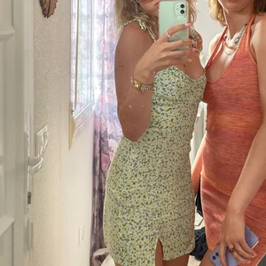 Citron klänning - så himla söt klänning fylled med små citroner🍋 den är tyvärr för liten för mig nu. Köptes förra året på pull&bear och är en xs, säljer för 120kr man står själv för frakten💛💚