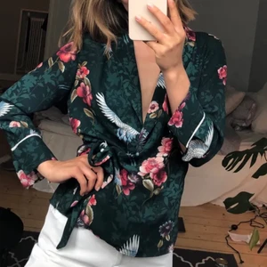 Omlotttopp - Superfin blus i omlottmodell. Tunt material med blommigt mönster. Frakt tillkommer 