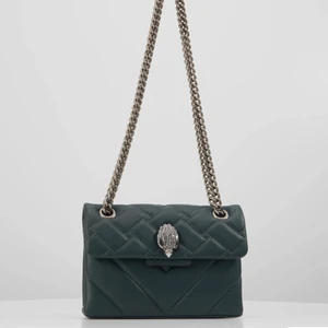 Kurt geiger väska  - Super snygg Kurt geiger väska perfekt nu till sommaren. Köpte för några veckor sen men tycker inte den passar just mig ✨för egna bilder skriv privat. Privet kan diskuteras 