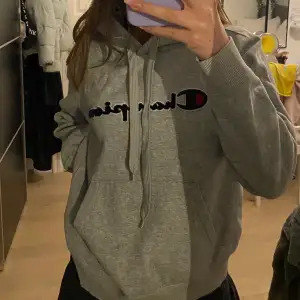 Grå hoodie i fint skcik från champion