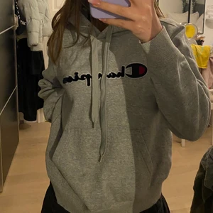 Champion hoodie  - Grå hoodie i fint skcik från champion