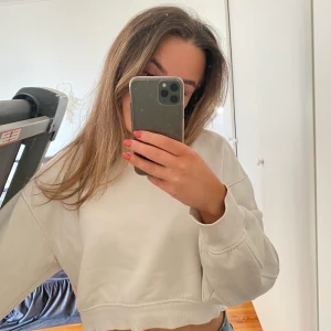 Zara vit sweatshirt - Croppad vit sweatshirt från zara. Köparen står för frakten💕