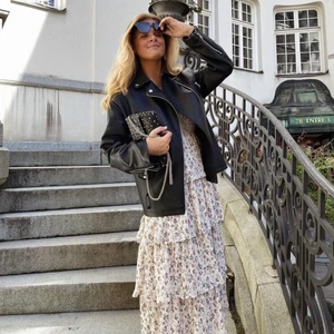 Klänning från NAKD x AFJ - Superfin klänning från NAKD x AFJ!! Endast använd ett fåtal gånger så den är i mycket fint skick. Storlek 36💕💕