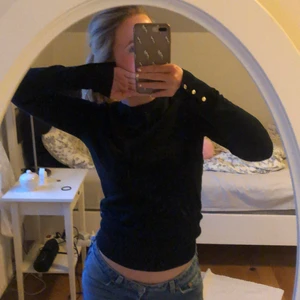 tröja - superfin tröja som jag nästan aldrig använt pga den är lite liten på mig. (den är mörkblå) nästan som ny och köpte för 300 kr!
